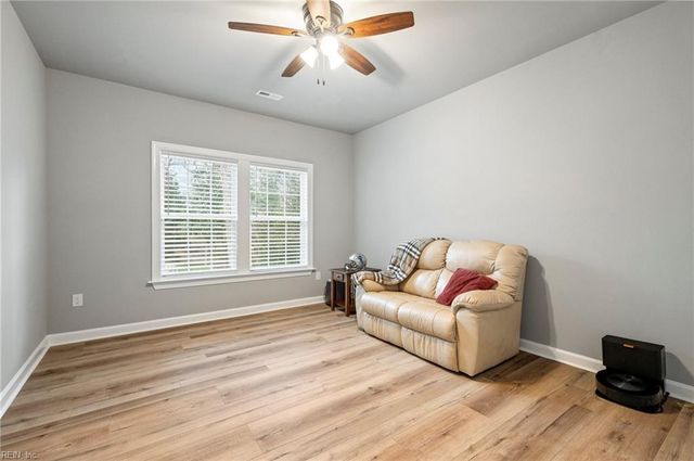 49 James River LN, Newport News, VA 23606