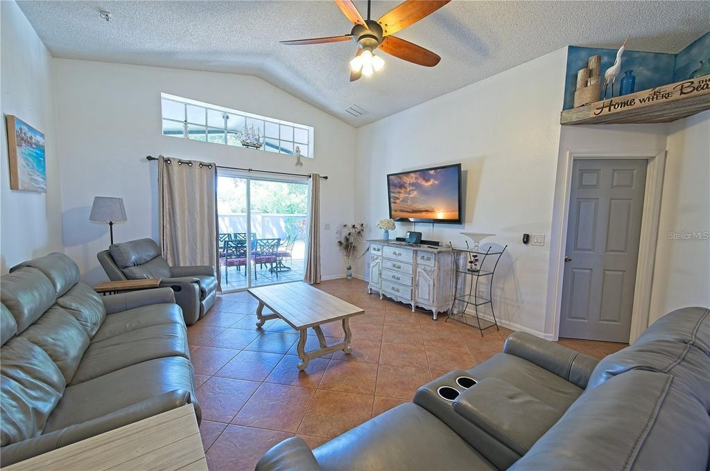 Image 5 of property listing at 4408 SANIBEL WAY, Bradenton, FL 34203