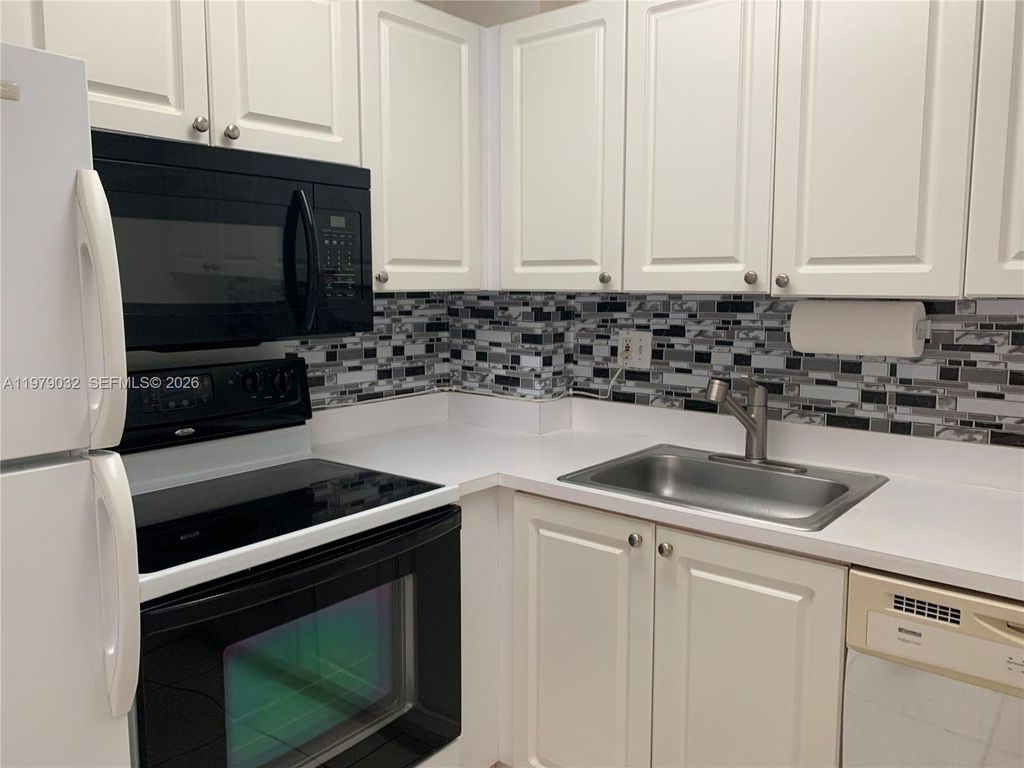 9360 Fontainebleau Blvd 406, Miami, FL 33172