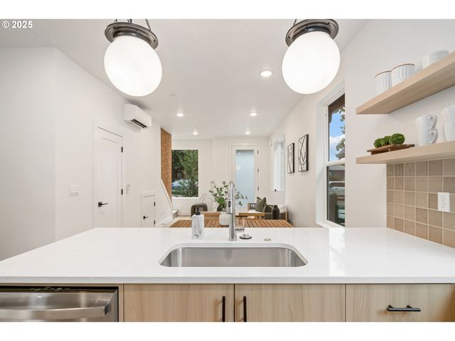 4029 Se TIBBETTS St, Portland, OR 97202