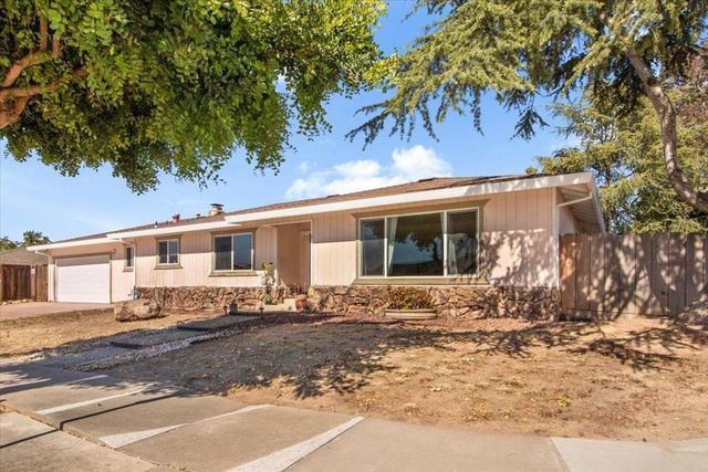 1651 CLEARVIEW Drive, Hollister, CA 95023