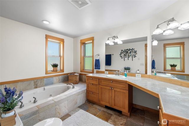 4 Quinault Way, La Conner, WA 98257