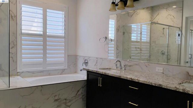 965 Beaver Pond Loop, Madera, CA 93636