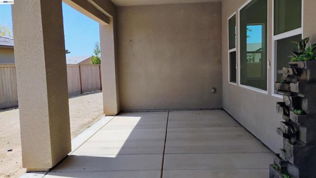 965 Beaver Pond Loop, Madera, CA 93636