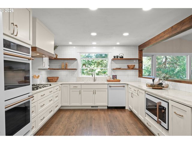27 MARLBORO Ln, Eugene, OR 97405