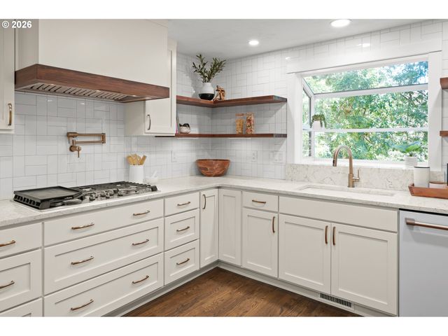 27 MARLBORO Ln, Eugene, OR 97405