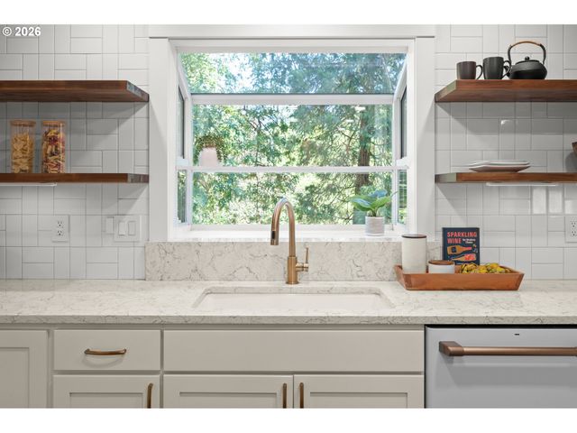 27 MARLBORO Ln, Eugene, OR 97405