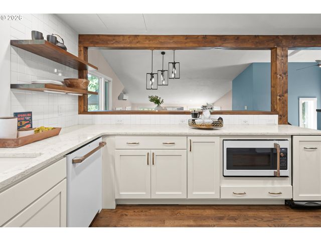 27 MARLBORO Ln, Eugene, OR 97405