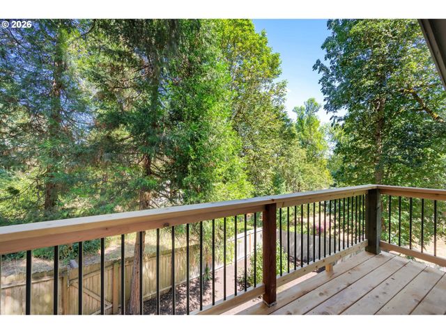 27 MARLBORO Ln, Eugene, OR 97405