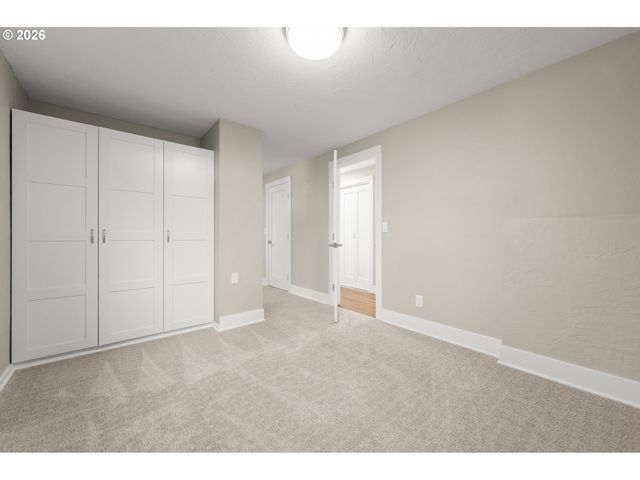 27 MARLBORO Ln, Eugene, OR 97405