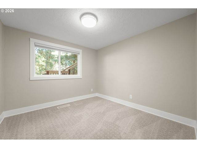 27 MARLBORO Ln, Eugene, OR 97405