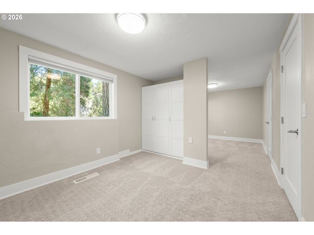 27 MARLBORO Ln, Eugene, OR 97405
