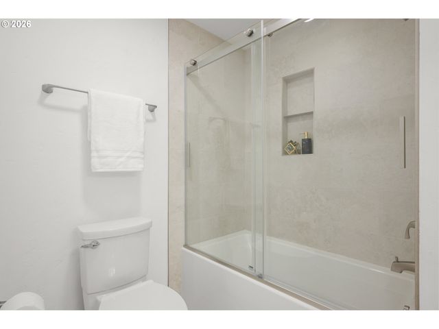 27 MARLBORO Ln, Eugene, OR 97405