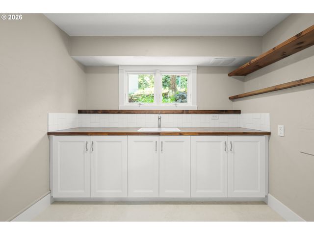 27 MARLBORO Ln, Eugene, OR 97405
