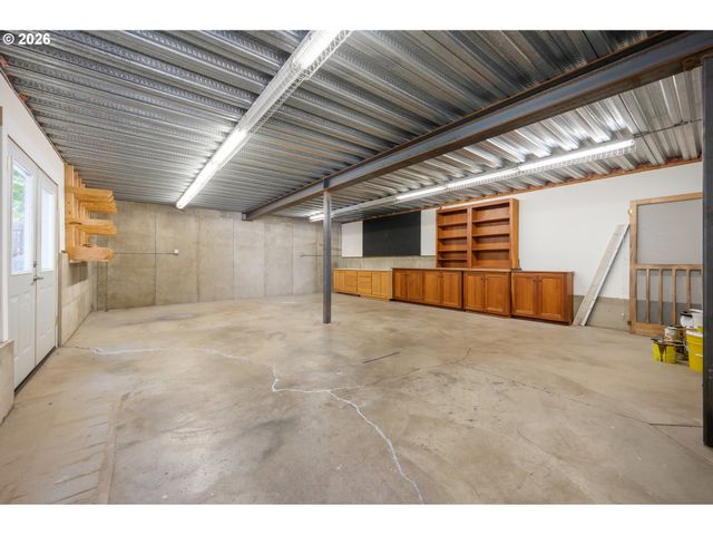 27 MARLBORO Ln, Eugene, OR 97405