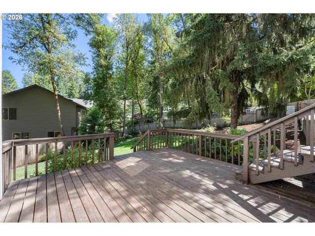 27 MARLBORO Ln, Eugene, OR 97405
