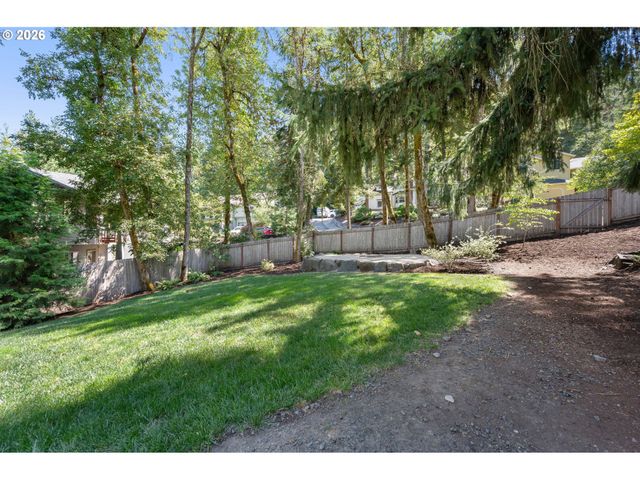 27 MARLBORO Ln, Eugene, OR 97405
