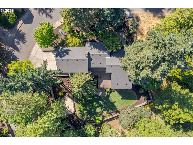 27 MARLBORO Ln, Eugene, OR 97405