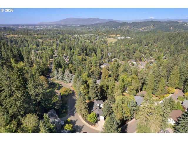 27 MARLBORO Ln, Eugene, OR 97405