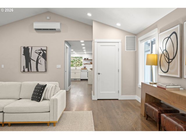 27 MARLBORO Ln, Eugene, OR 97405