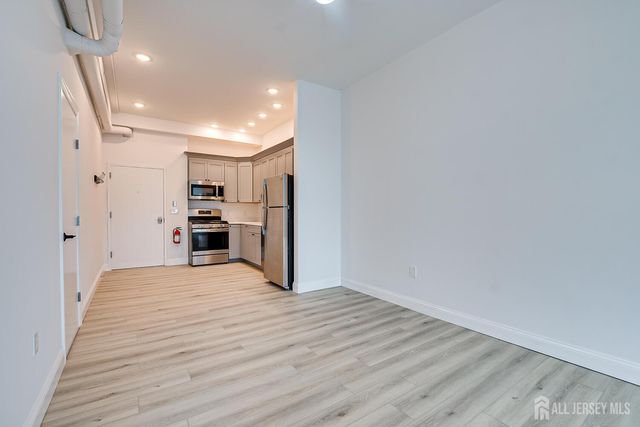 21 Station Place 401, Metuchen, NJ 08840
