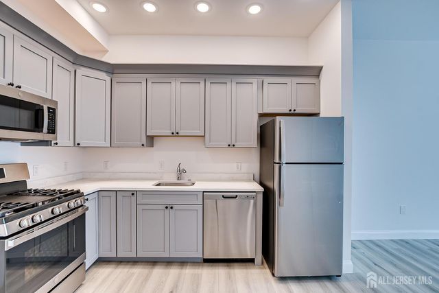 21 Station Place 401, Metuchen, NJ 08840