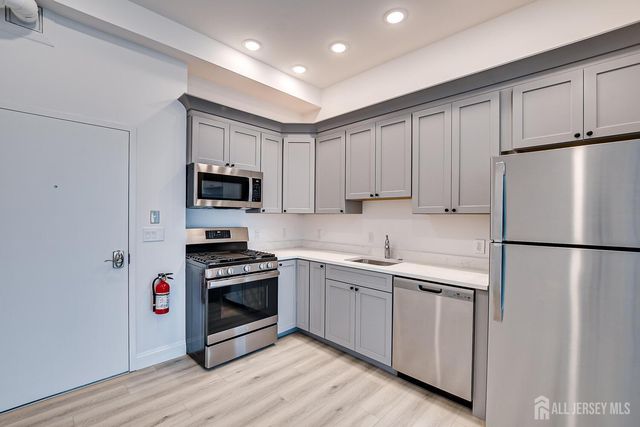 21 Station Place 401, Metuchen, NJ 08840