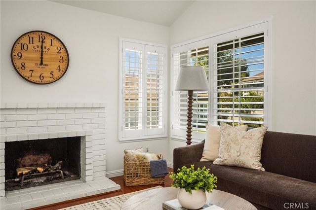 73 Weepingwood 40, Irvine, CA 92614