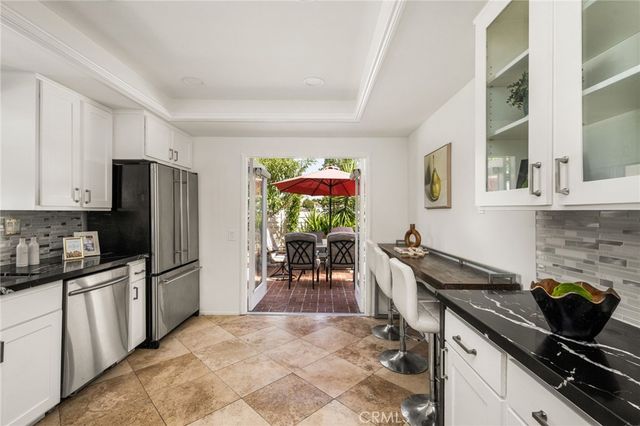 73 Weepingwood 40, Irvine, CA 92614