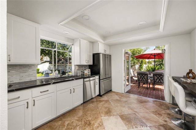 73 Weepingwood 40, Irvine, CA 92614