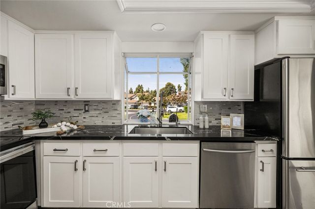 73 Weepingwood 40, Irvine, CA 92614