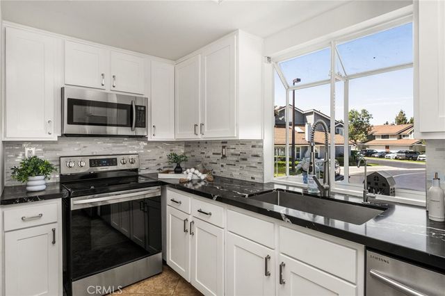 73 Weepingwood 40, Irvine, CA 92614