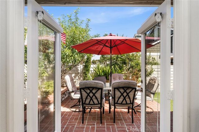 73 Weepingwood 40, Irvine, CA 92614