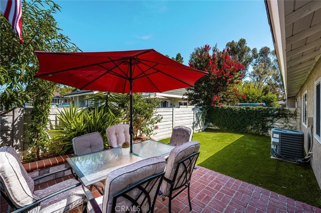 73 Weepingwood 40, Irvine, CA 92614