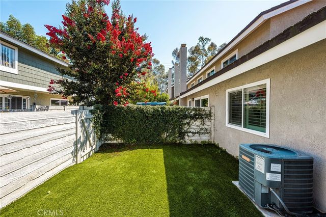 73 Weepingwood 40, Irvine, CA 92614