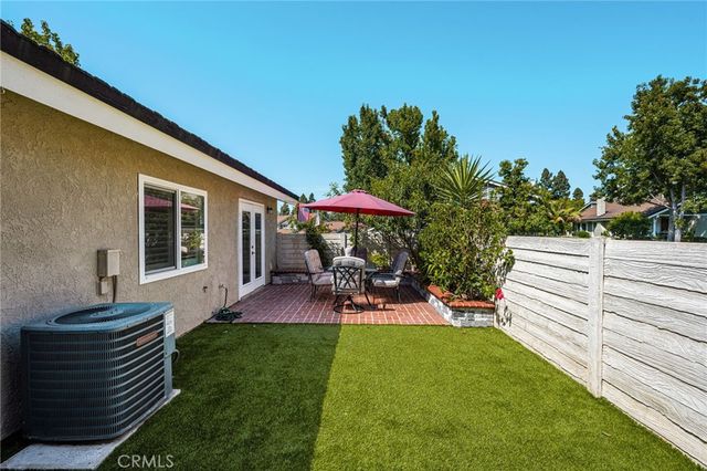 73 Weepingwood 40, Irvine, CA 92614
