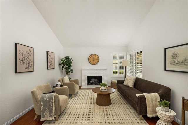73 Weepingwood 40, Irvine, CA 92614