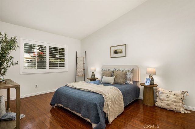 73 Weepingwood 40, Irvine, CA 92614