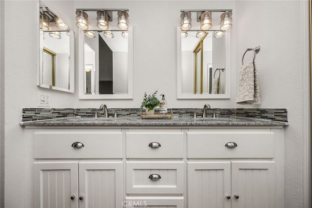 73 Weepingwood 40, Irvine, CA 92614