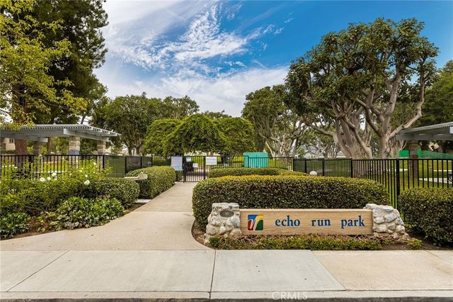 73 Weepingwood 40, Irvine, CA 92614