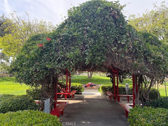 73 Weepingwood 40, Irvine, CA 92614