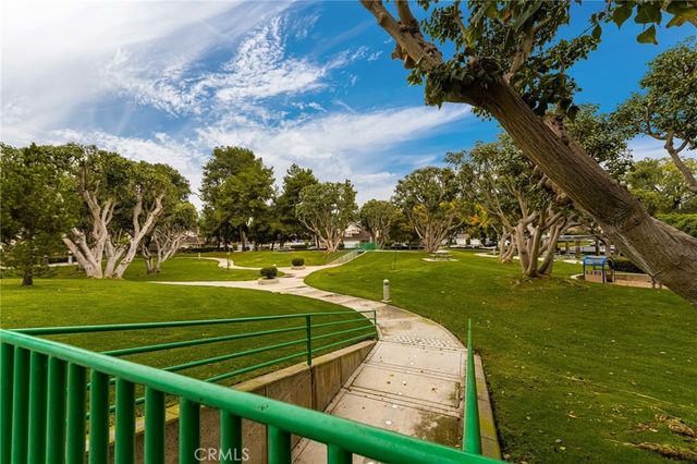73 Weepingwood 40, Irvine, CA 92614