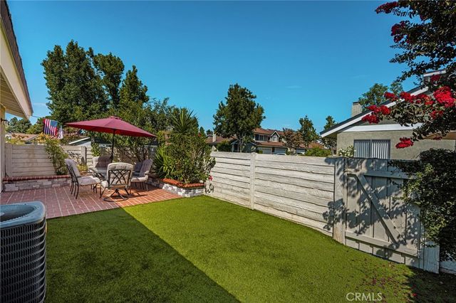 73 Weepingwood 40, Irvine, CA 92614