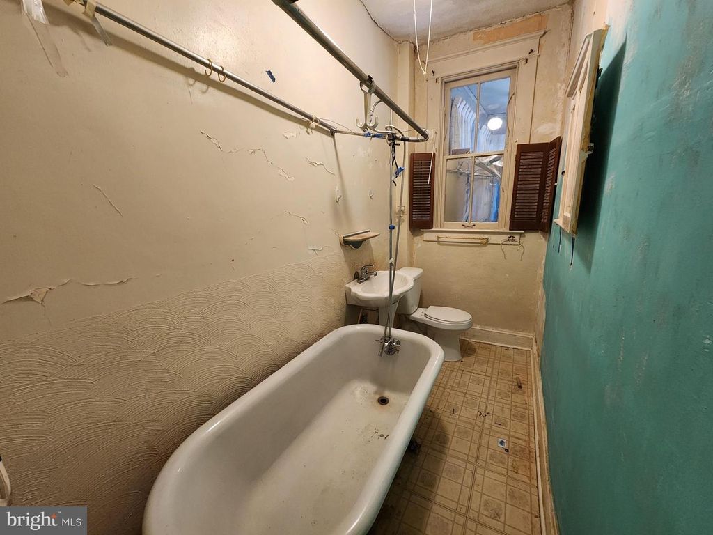 Image 16 of property listing at 2902 CLIFTON PARK TER, Baltimore, MD 21213