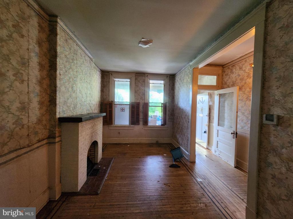 Image 7 of property listing at 2902 CLIFTON PARK TER, Baltimore, MD 21213