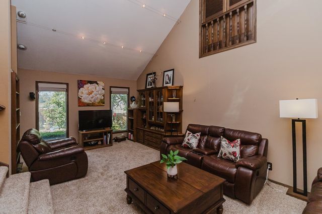 1829 S White Oak Cir, Wichita, KS 67207