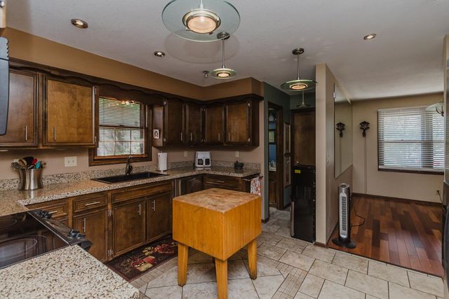 1829 S White Oak Cir, Wichita, KS 67207