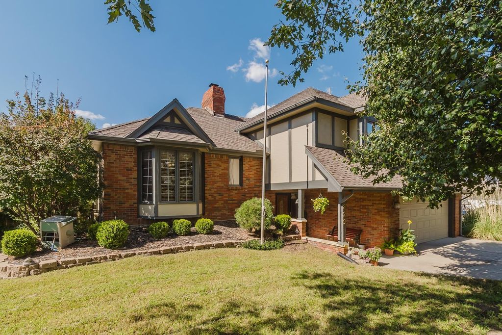 1829 S White Oak Cir, Wichita, KS 67207