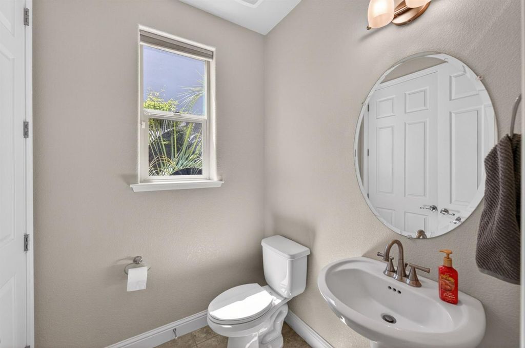 Image 14 of property listing at 1634 E Autumn Sage Avenue, Fresno, CA 93730