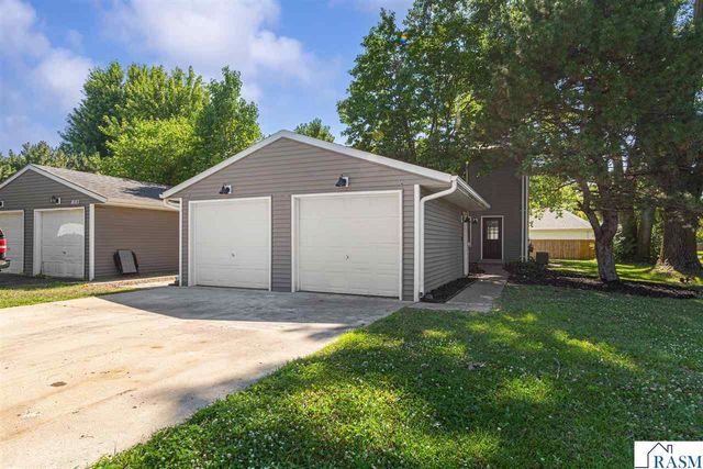 1639 Pleasant View Drive, North Mankato, MN 56003